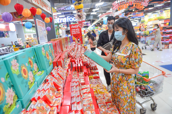 A customer choose mooncake boxes at a super market in Thu Duc City, Ho Chi Minh City in August 2022. Photo: Quang Dinh / Tuoi Tre