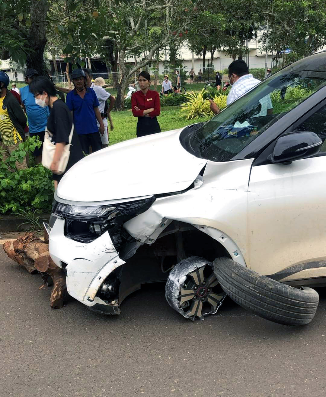 This photo shows a car tire coming off of the wheel in a hit-and-run case in Binh Phuoc Province, Vietnam, July 10, 2022. Photo: B.A. / Tuoi Tre
