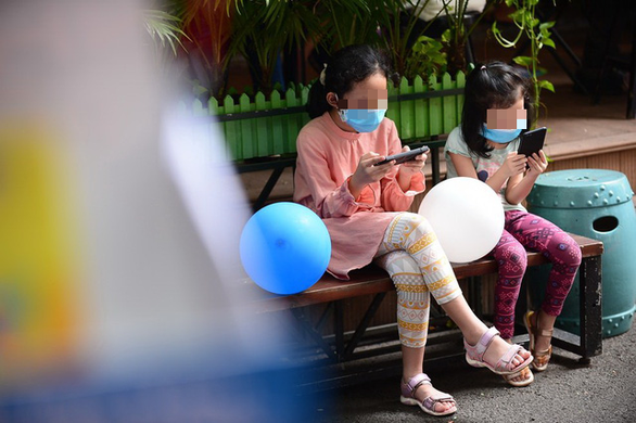 Many young children use electronic devices and social networks. Photo: Quang Dinh / Tuoi Tre