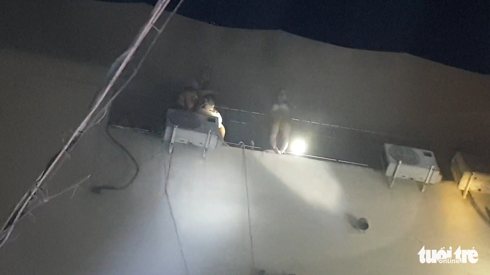 Victims wait to be rescued from a high floor at a burning karaoke venue in Thuan An City, Binh Duong Province, Vietnam, September 6, 2022. Photo: T. Hai / Tuoi Tre