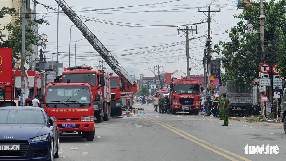 Fire trucks are seen at the scene of a fire at a karaoke venue in Thuan An City, Binh Duong Province, Vietnam, September 7, 2022. Photo: Ba Son / Tuoi Tre
