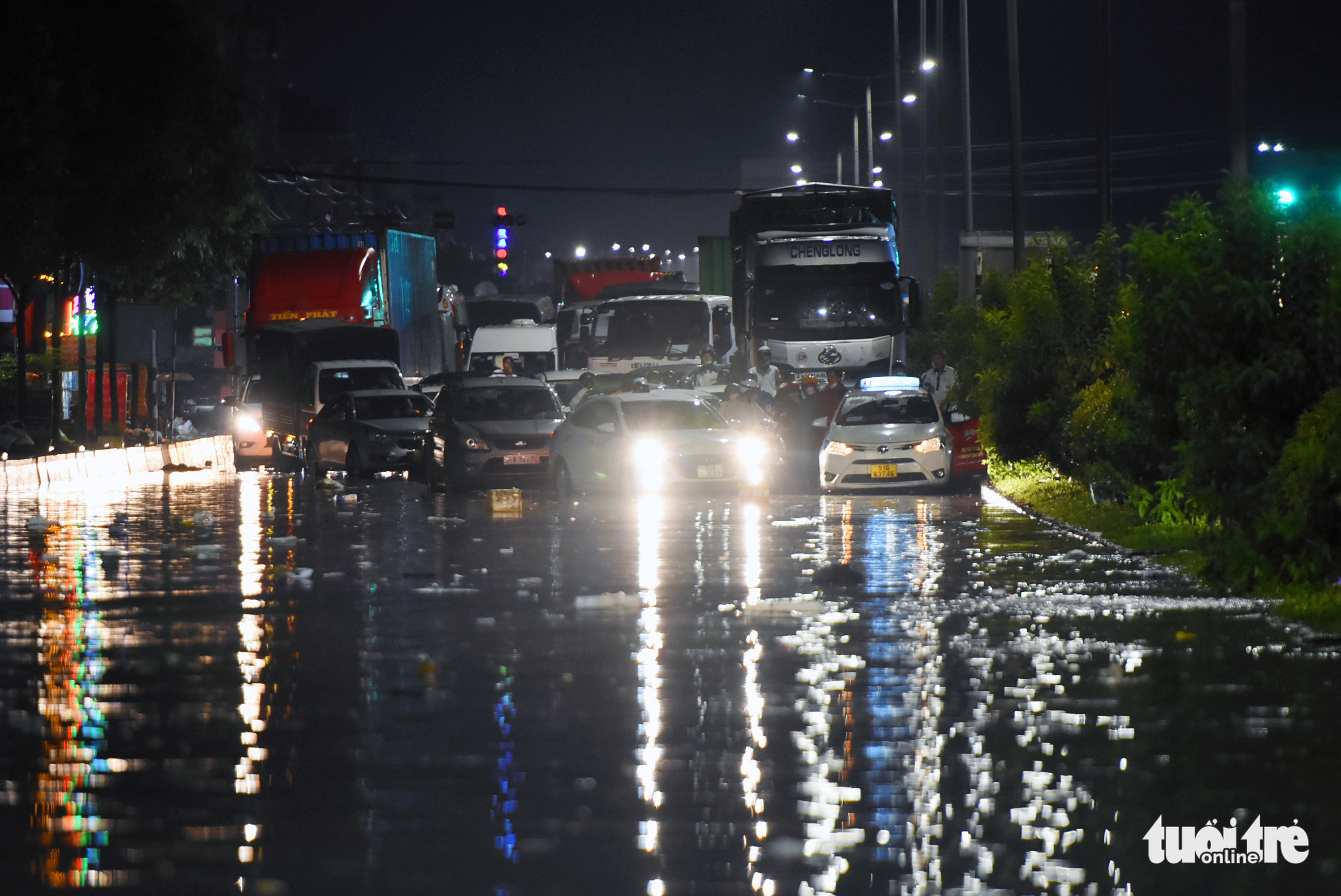 Traffic interrupted as downpour submerges national highway in southern Vietnam