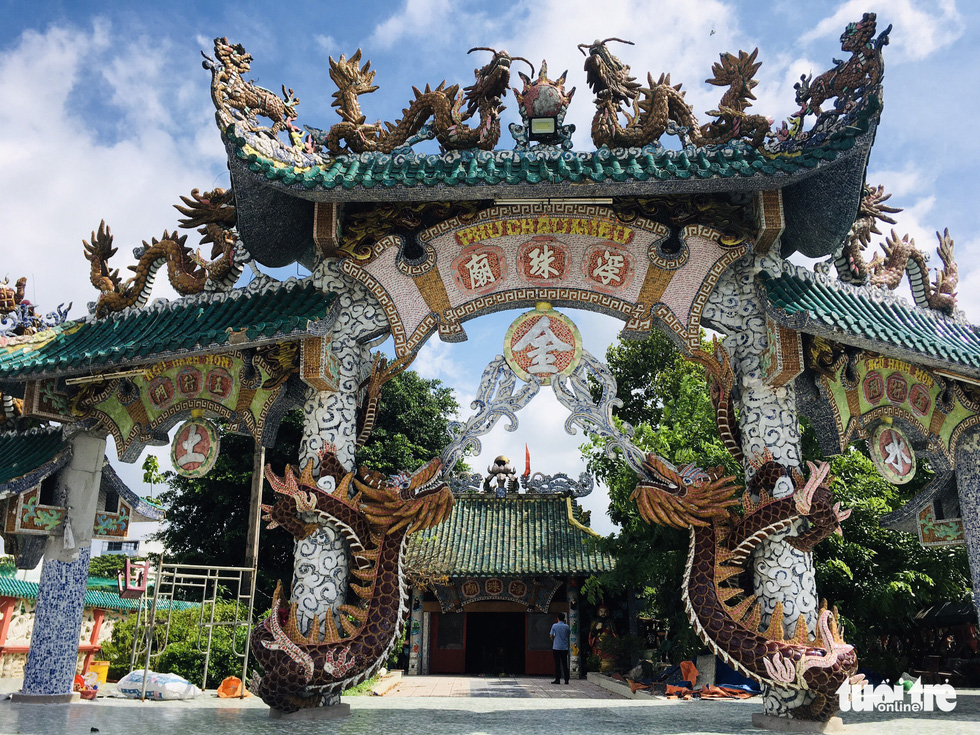 The main gate of Phu Chau Temple. Photo: T.T.D / Tuoi Tre