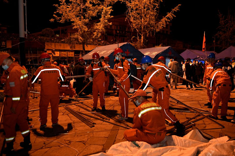 Rescue workers set up tents at a shelter following a 6.8-magnitude earthquake in Moxi town, Luding county, Ganzi Tibetan Autonomous Prefecture, Sichuan province, China September 5, 2022. Photo: China Daily via REUTERS