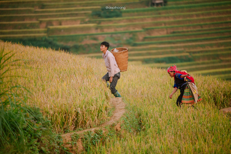 An ethnic minority family returns home after work. Photo: Hoang Diep / Tuoi Tre