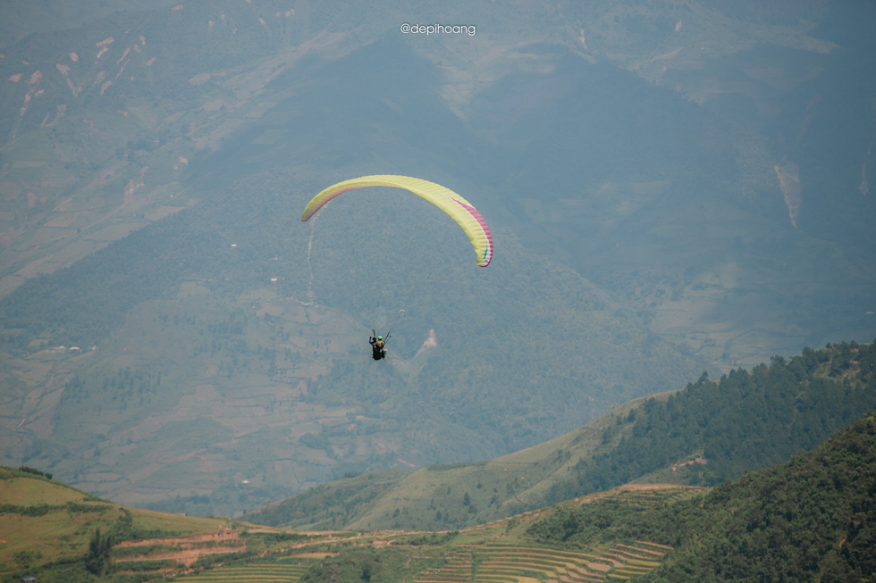 Travelers can take in a bird’s-eye view of Khau Pha Pass during the region’s annual paragliding festival. Photo: Hoang Diep / Tuoi Tre