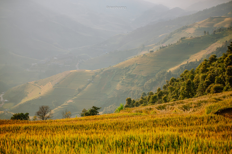 Terraced rice fields stretch over the mountains. Photo: Hoang Diep / Tuoi Tre