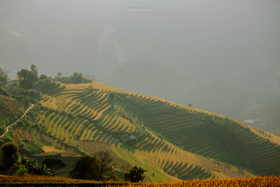 On the way to the terraced rice fields in the center of Mu Cang Chai, travelers can visit terraced rice fields in Tu Le, De Xu Phinh, and La Pan Tan communes. Photo: Hoang Diep / Tuoi Tre