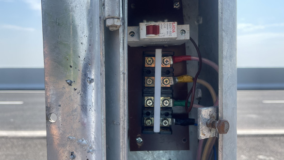 Thieves stole circuit boards from the lighting system installed along the Van Don - Mong Cai Expressway in Quang Ninh Province, Vietnam. Photo: Do Phuong / Tuoi Tre