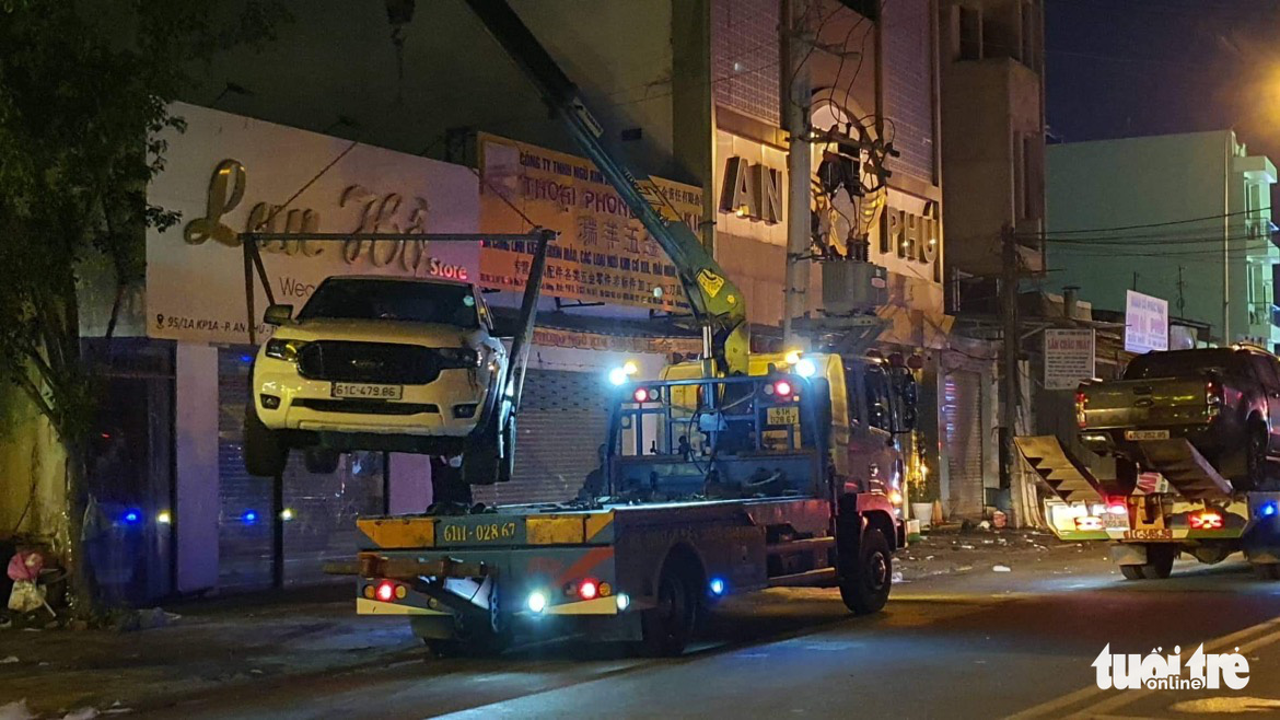 Automobiles of customers of the karaoke parlor are towed to the police station in Binh Duong Province, Vietnam, September 7, 2022. Photo: Minh Hoa / Tuoi Tre