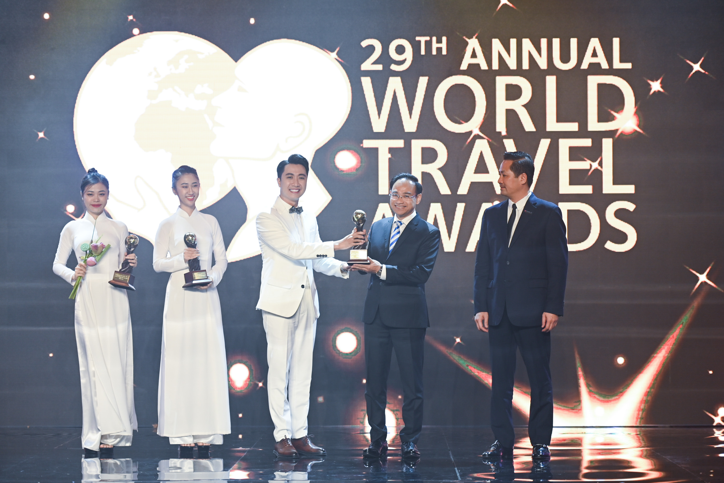 Representatives of Vietnamese businesses and airlines receive the awards at the Asia & Oceania Gala Ceremony of the 2022 World Travel Awards held in Ho Chi Minh City, September 7, 2022. Photo: Hai Kim / Tuoi Tre