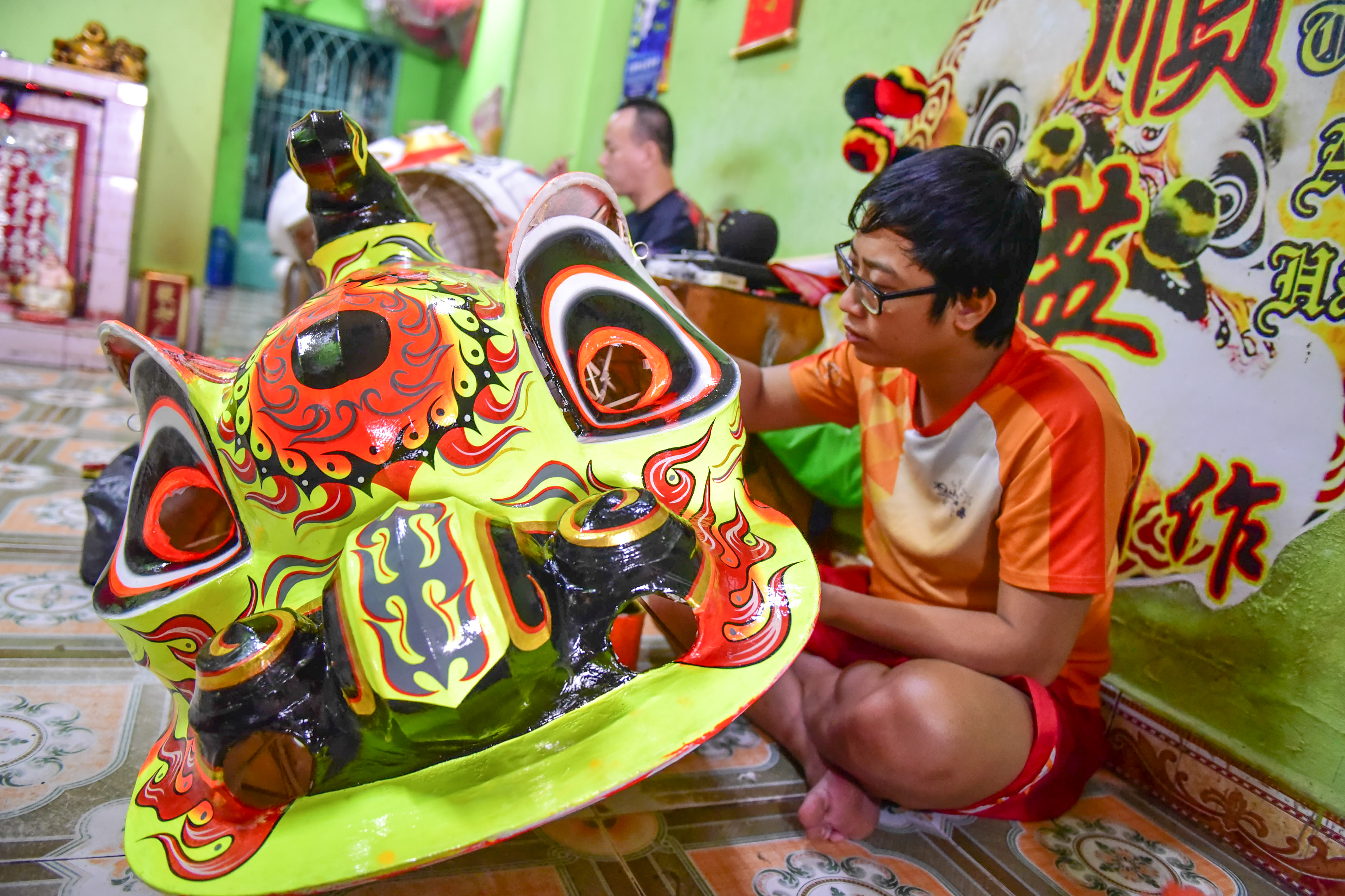 Bamboo lion head artisans busy ahead of approaching Mid-Autumn Festival
