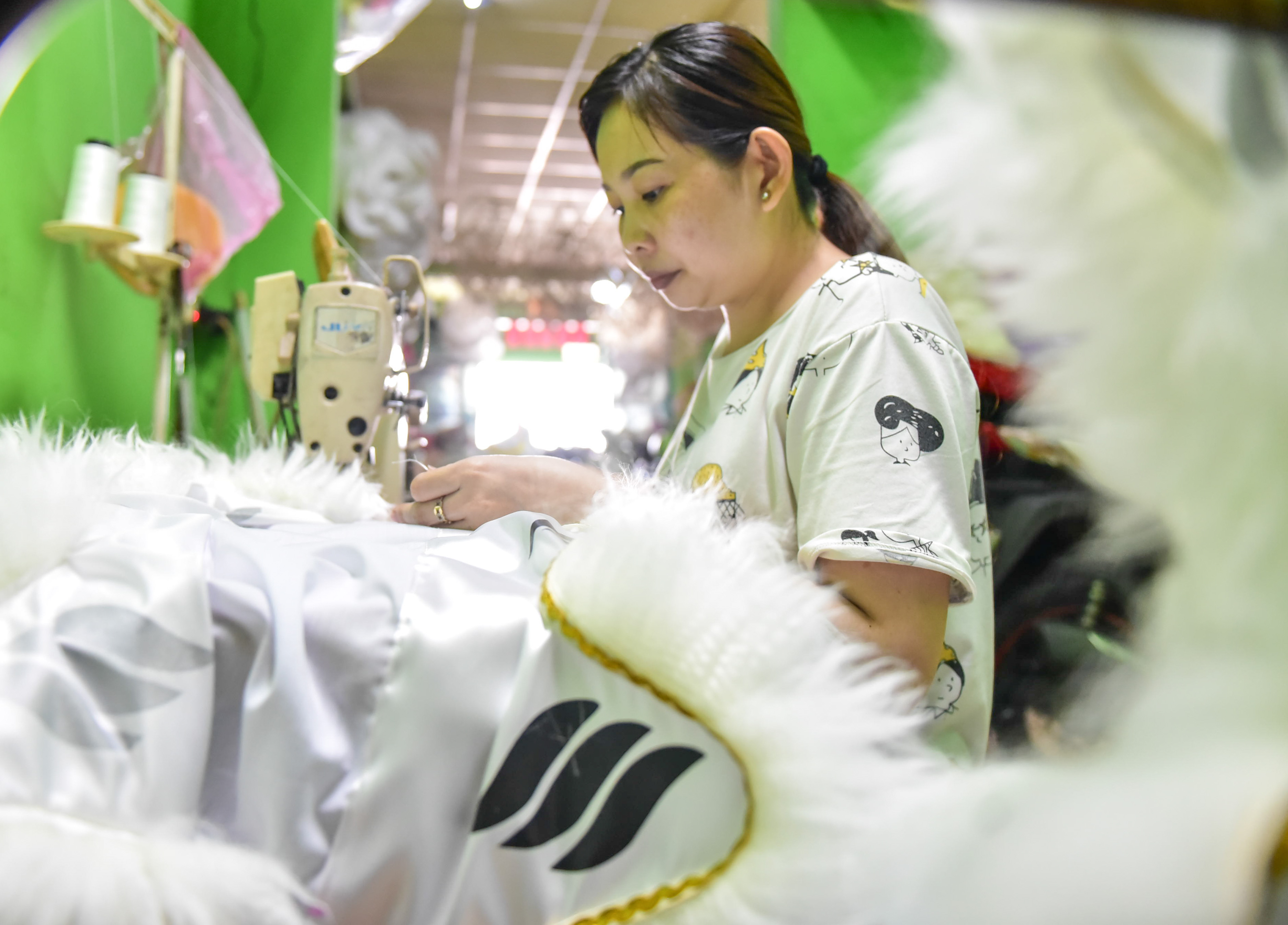 Ly Ngoc Oanh, Banh Chi Hung’s wife, work on a lion’s tails. Photo: Ngoc Phuong / Tuoi Tre News