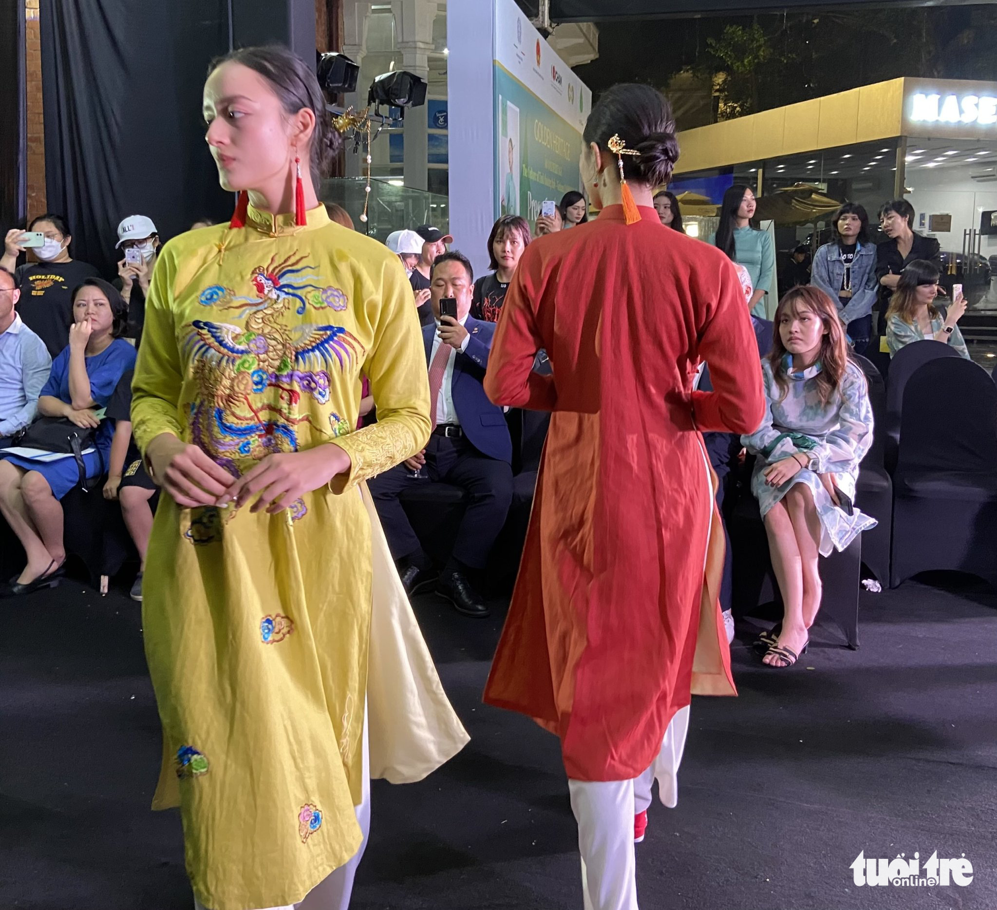 Models don new 'ao dai' designs made by Vietnamese designer Quang Hoa at a showcase in Hanoi, September 8, 2022. Photo: T. Dieu / Tuoi Tre