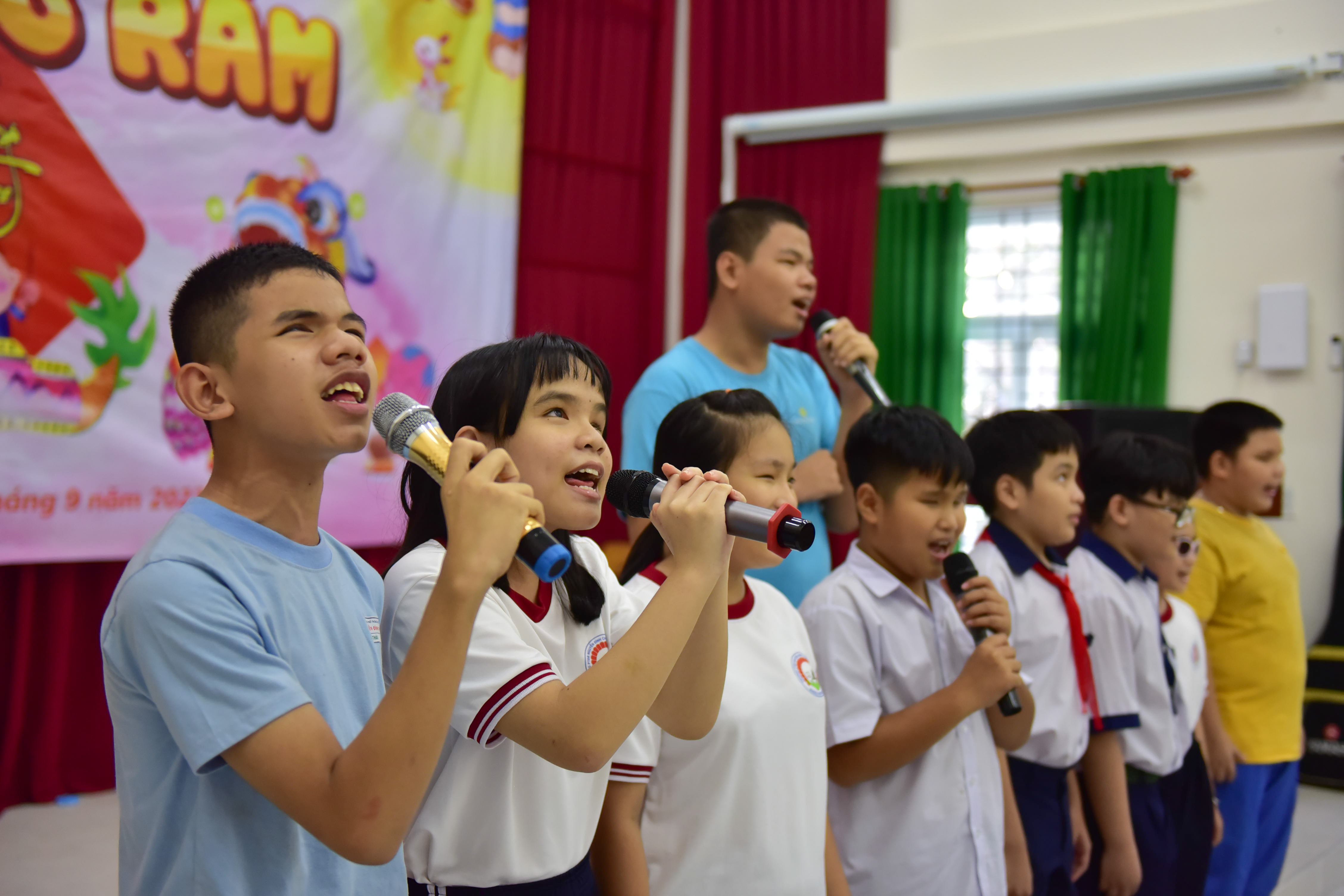 A group of students at Nguyen Dinh Chieu Special School for the Blind perform a song at an event to celebrate the Mid-Autumn Festival at the school in District 10, Ho Chi Minh City on September 9, 2022. Photo: Ngoc Phuong / Tuoi Tre News