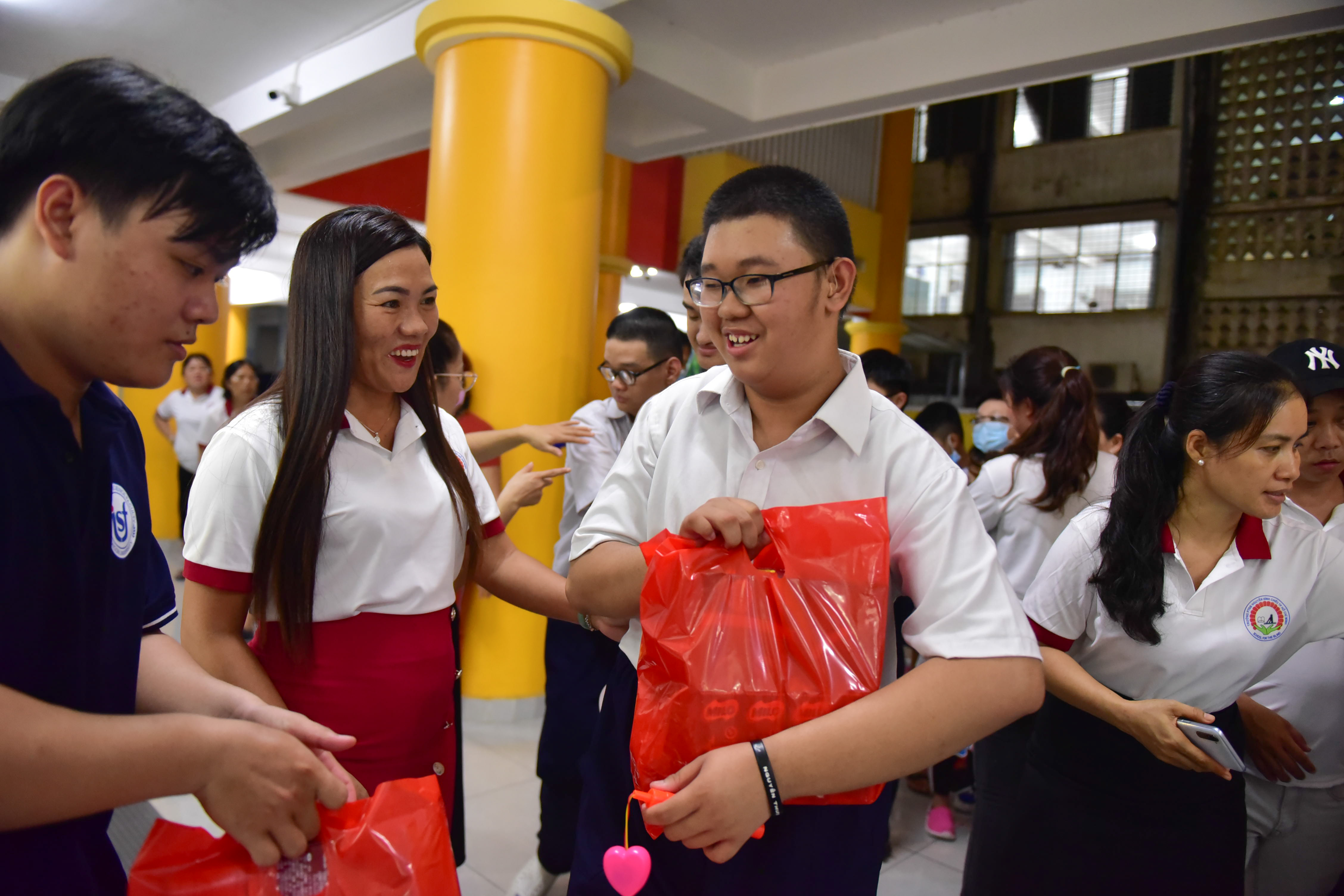 Students receive gitfs from donors after the parade. Photo: Ngoc Phuong / Tuoi Tre News
