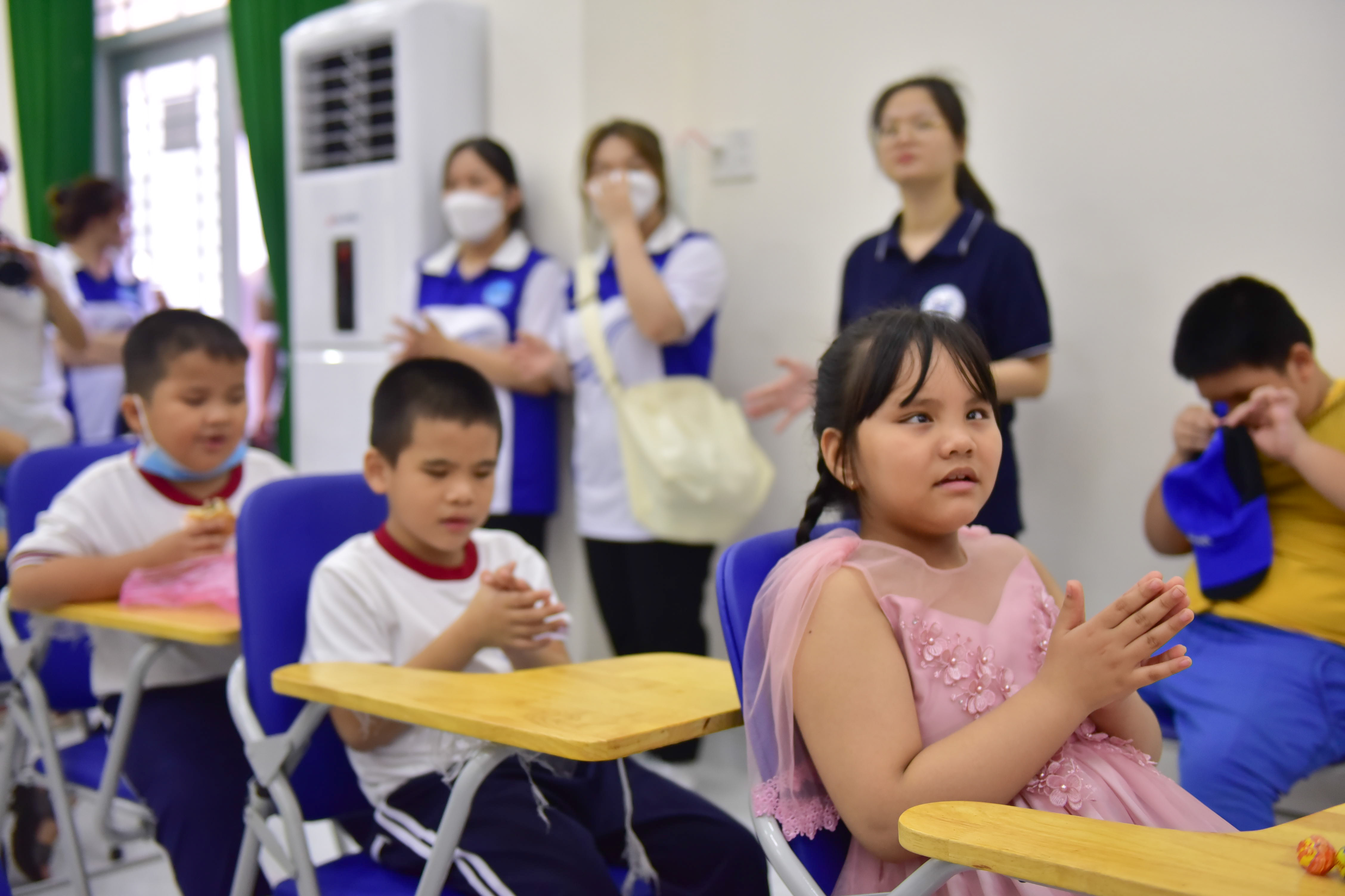 Students enjoy a music performance at an event to celebrate the Mid-Autumn Festival held by Nguyen Dinh Chieu Special School for the Blind in District 10, Ho Chi Minh City on September 9, 2022. Photo: Ngoc Phuong / Tuoi Tre News