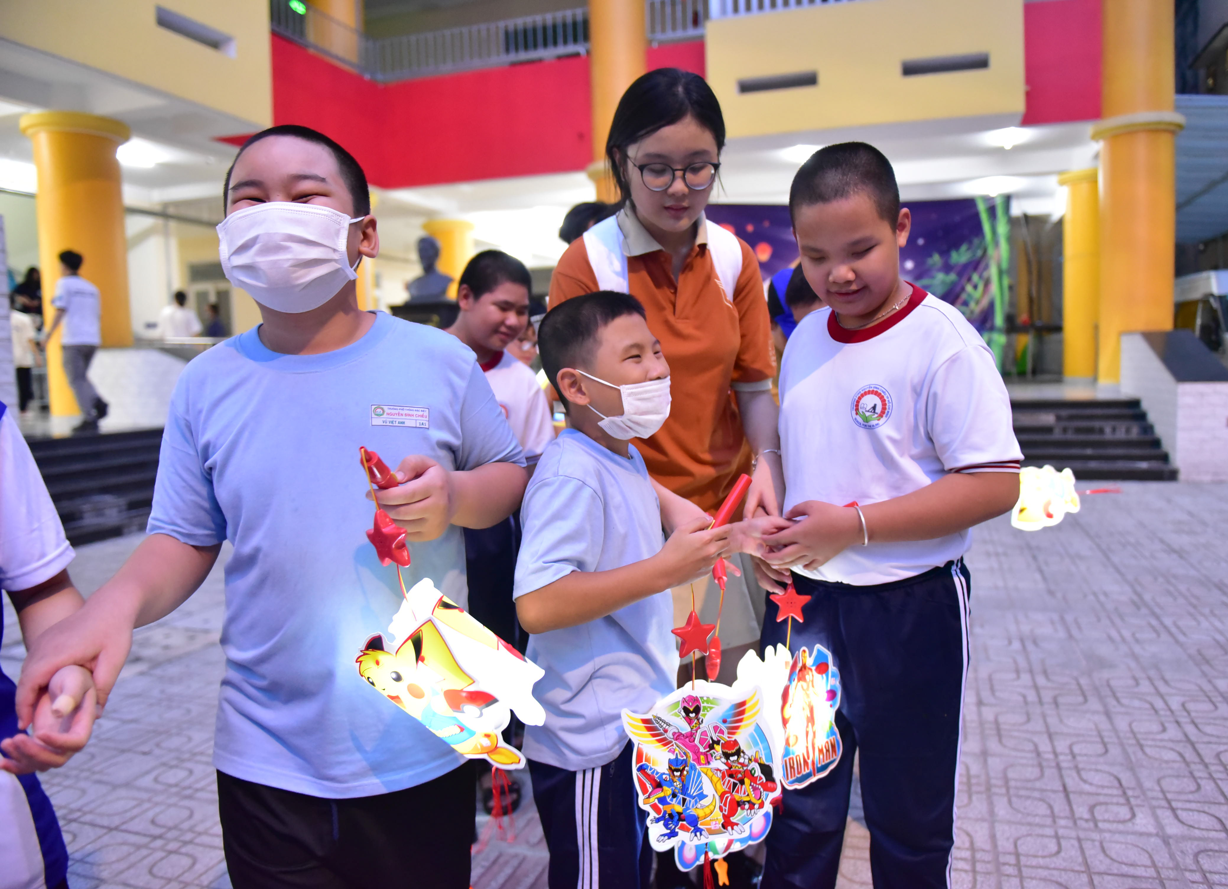 Students have fun an event to celebrate the Mid-Autumn Festival held by Nguyen Dinh Chieu Special School for the Blind in District 10, Ho Chi Minh City on September 9, 2022. Photo: Ngoc Phuong / Tuoi Tre News