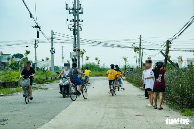 Children play on a street instead of going to school as their parents protest against the construction of a waste treatment plant in Hoa Phong Commune, My Hao Town, Hung Yen Province, Vietnam in this photo taken on September 9, 2022. Photo: Nam Tran / Tuoi Tre