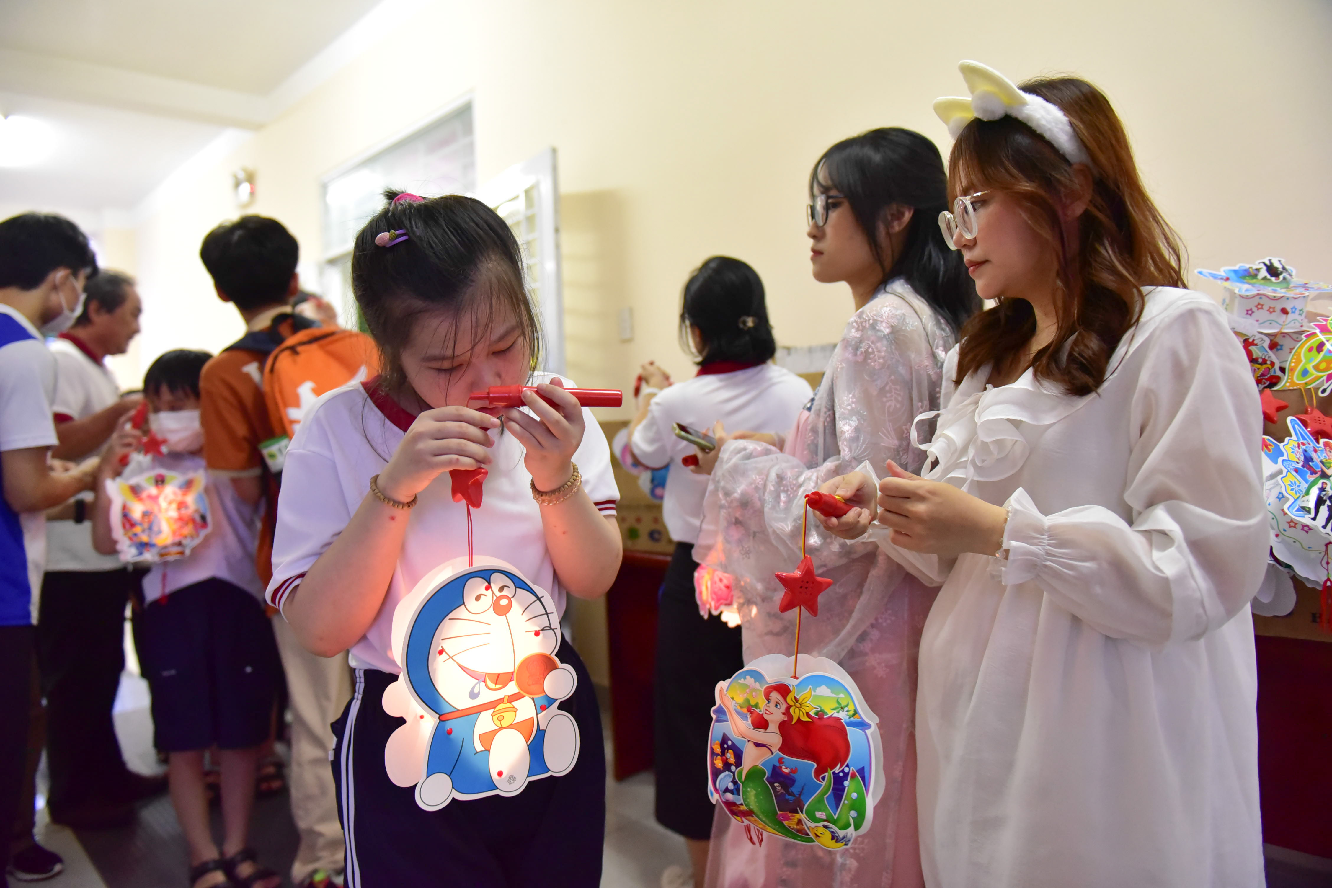 A student holds an electronic lantern before participating in a lantern parade to celebrate the Mid-Autumn Festival held by Nguyen Dinh Chieu Special School for the Blind in District 10, Ho Chi Minh City on September 9, 2022. Photo: Ngoc Phuong / Tuoi Tre News