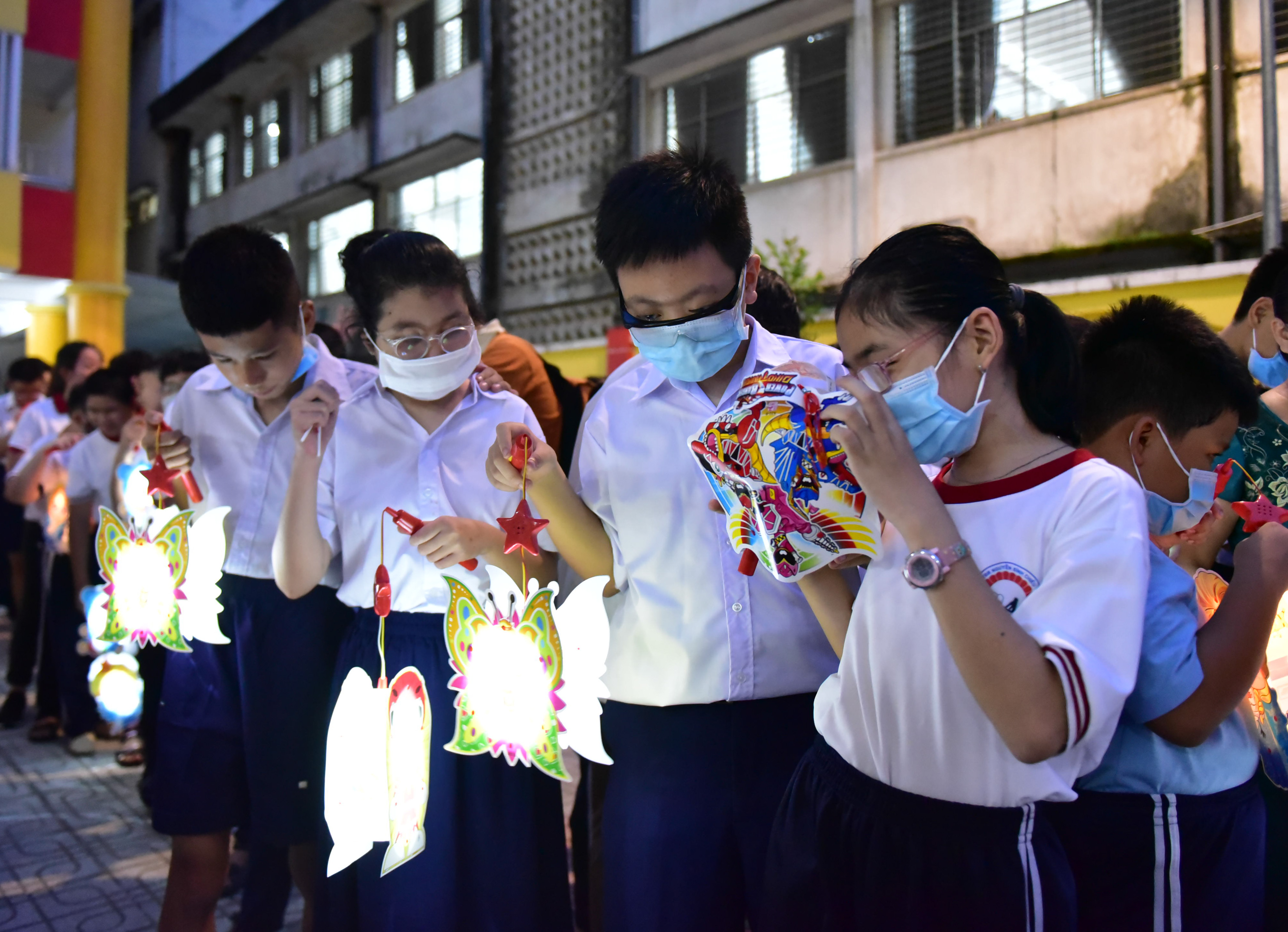 Children participate in a lantern parade to celebrate the Mid-Autumn Festival held by Nguyen Dinh Chieu Special School for the Blind in District 10, Ho Chi Minh City on September 9, 2022. Photo: Ngoc Phuong / Tuoi Tre News
