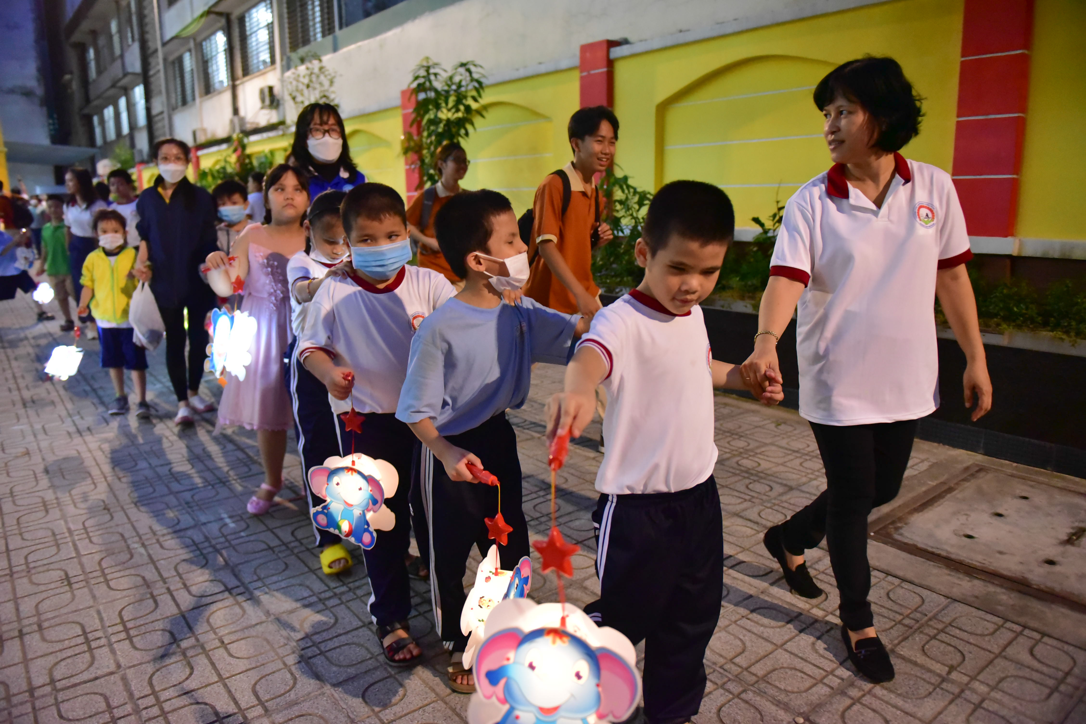 Children attend a lantern parade to celebrate the Mid-Autumn Festival held by Nguyen Dinh Chieu Special School for the Blind in District 10, Ho Chi Minh City on September 9, 2022. Photo: Ngoc Phuong / Tuoi Tre News