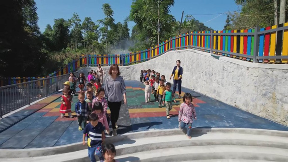 This image shows teachers and students at the preschool that has been built entirely of recycled plastics. Photo: VNA