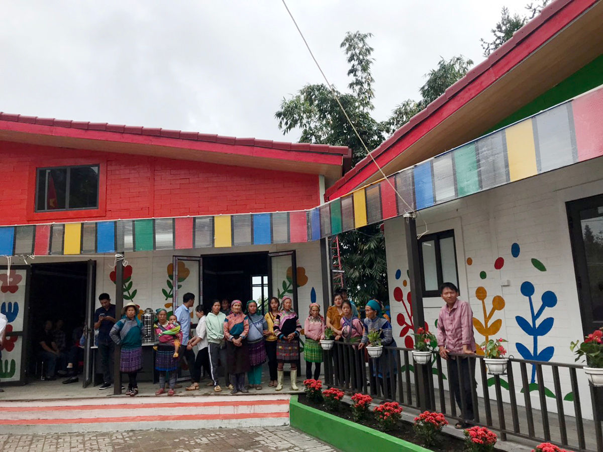 Parents and their kids are seen at the special preschool that is environmentally friendly in this image. Photo: baotainguyenmoitruong.vn