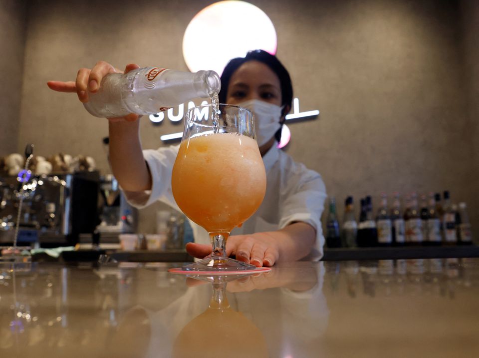 A staff makes a cocktail made with no alcohol during a photo opportunity at Sumadori Bar in Tokyo, Japan September 2, 2022. Photo: Reuters