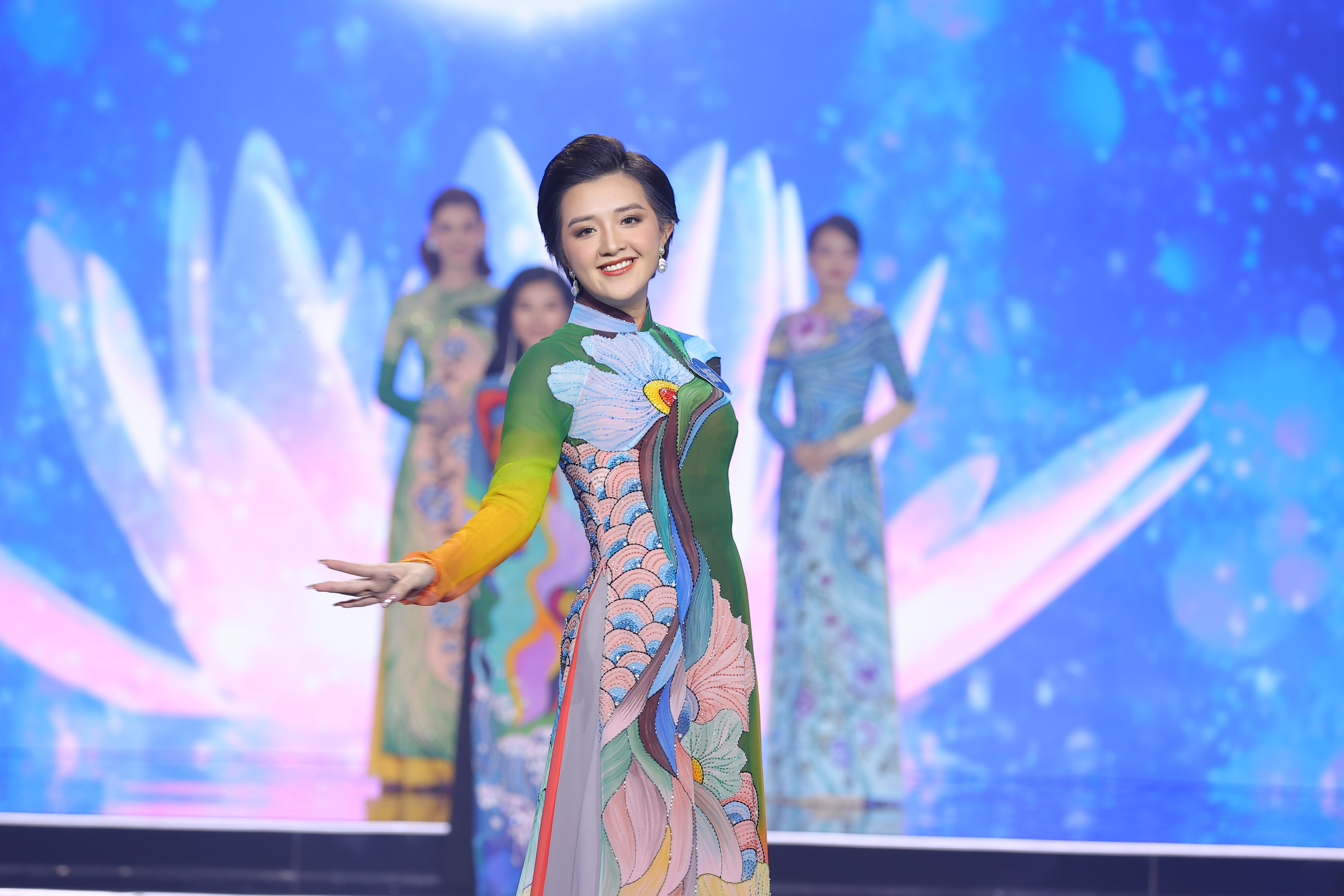 A contestants dons ‘ao dai’ at the finale of Miss Peace Vietnam 2022 in Da Nang City, September 11, 2022. Photo: Tuoi Tre