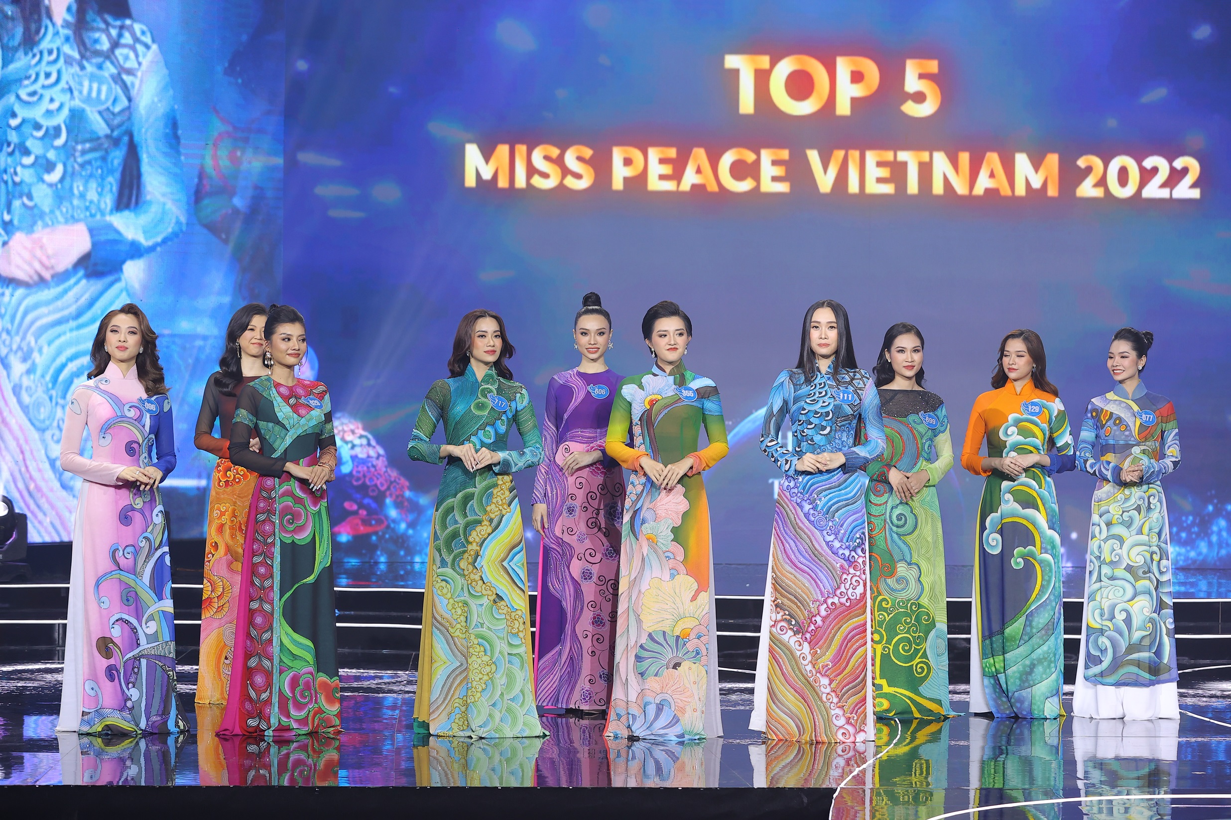 The top 5 contenders stand in the front line after being selected to the question section at the finale of Miss Peace Vietnam 2022 in Da Nang City, September 11, 2022. Photo: Tuoi Tre