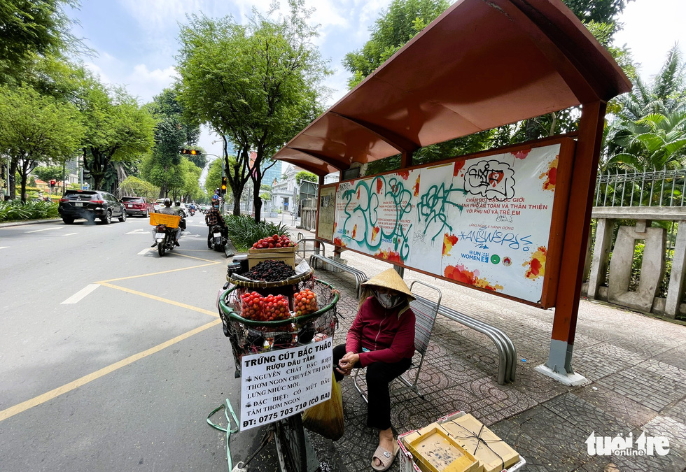 A bus stop on Ly Tu Trong Street in District 1 is full of irrelevant writings. Bus stops are favorite destinations for drawers of graffiti. Photo: Le Phan / Tuoi Tre