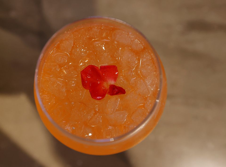 A cocktail made with no alcohol is pictured at Sumadori Bar in Tokyo, Japan September 2, 2022. Photo: Reuters