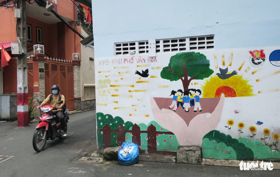 To make no space for vandals, the Youth Union of Quarter 3, Ward 3, Phu Nhuan District has drawn a picture on a wall in an alley. Photo: T.T.D. / Tuoi Tre