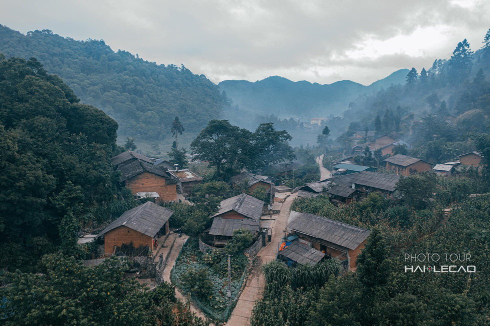 Ha Giang might experiences unpredictable rains at the end of summer, when never-ending blankets of fog drift over the mountains. Photo: Hai Le Cao / Tuoi Tre