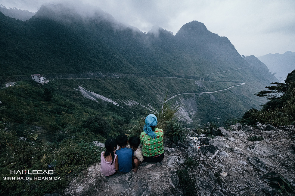 People become tiny in the vast Ha Giang plateau. Photo: Hai Le Cao / Tuoi Tre