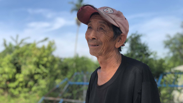 Bui Van Anh believes that his donation will boost the education of the neighborhood, increasing literacy and eliminating poverty. Photo: Tran Mai / Tuoi Tre
