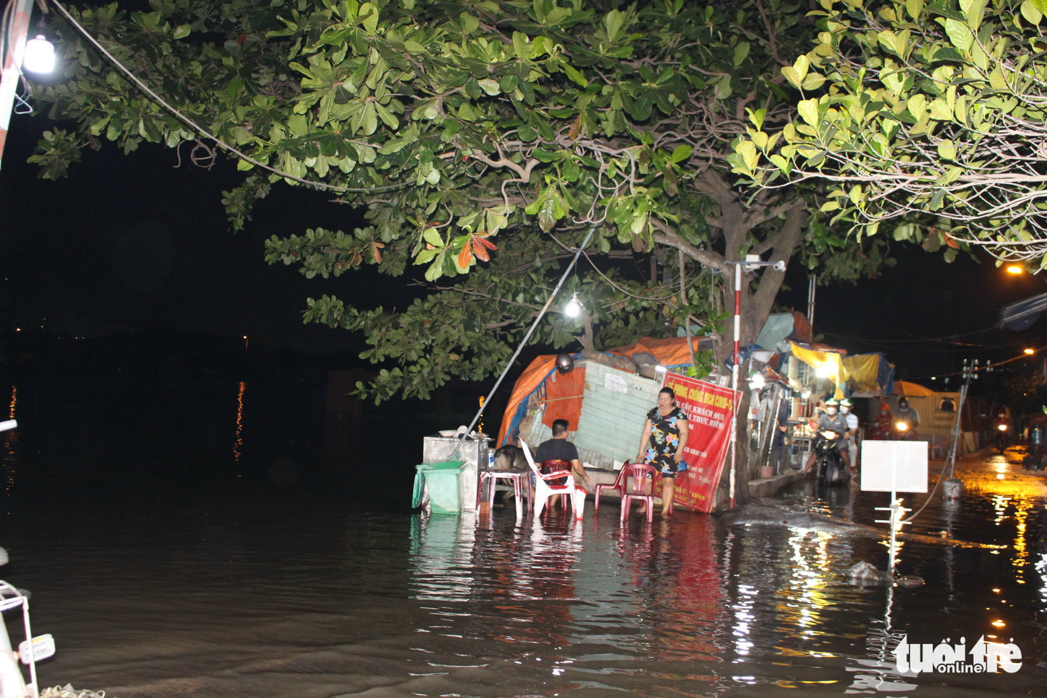 Rach Cung Street is flooded by high tide in District 8, Ho Chi Minh City, September 13, 2022. Photo: Luu Duyen / Tuoi Tre