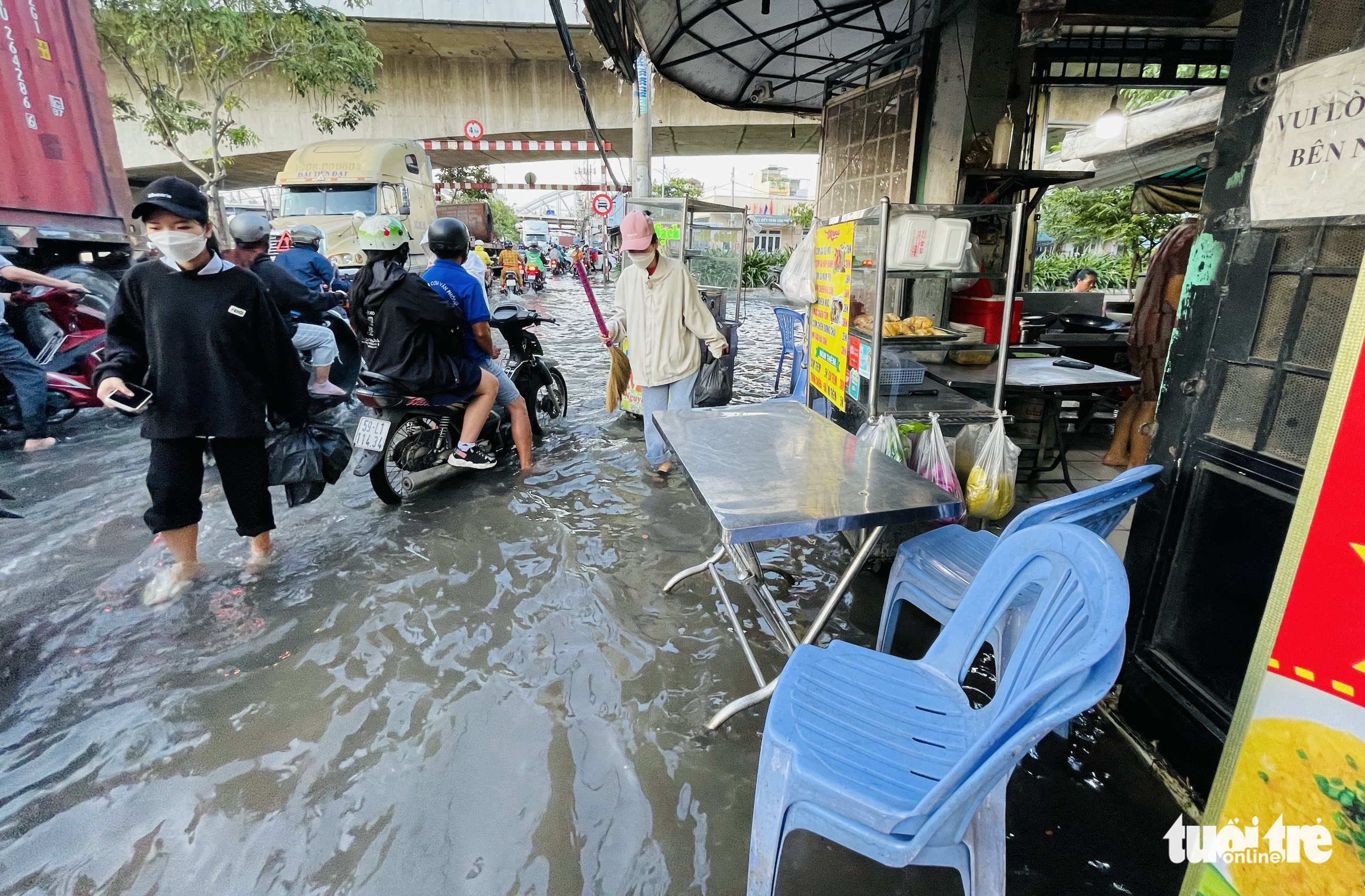 People travel on flooded Tran Xuan Soan Street in District 7, Ho Chi Minh City, September 13, 2022. Photo: Le Phan / Tuoi Tre