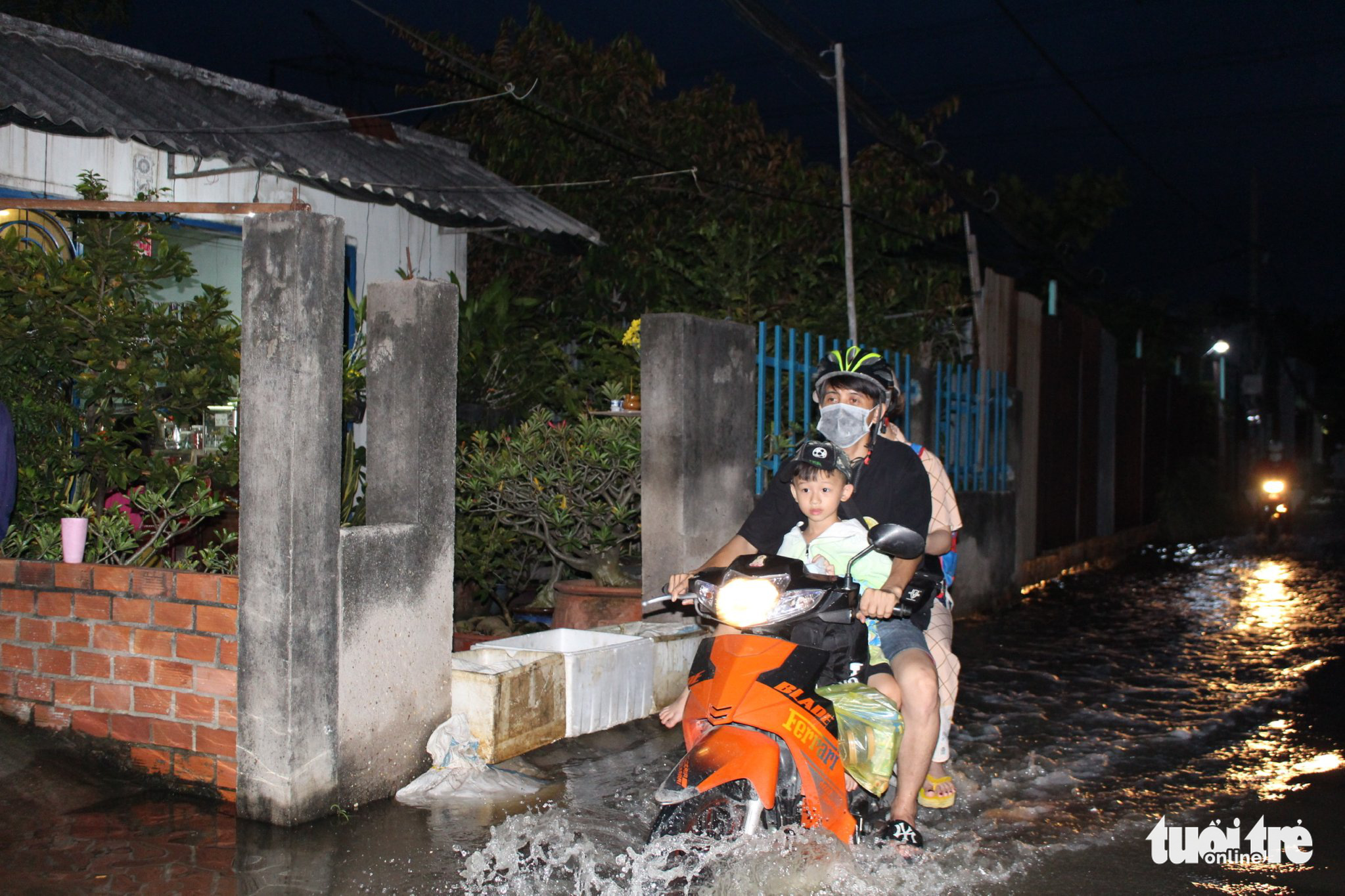 Dinh An Tai Street is flooded by high tide in District 8, Ho Chi Minh City, September 13, 2022. Photo: Luu Duyen / Tuoi Tre