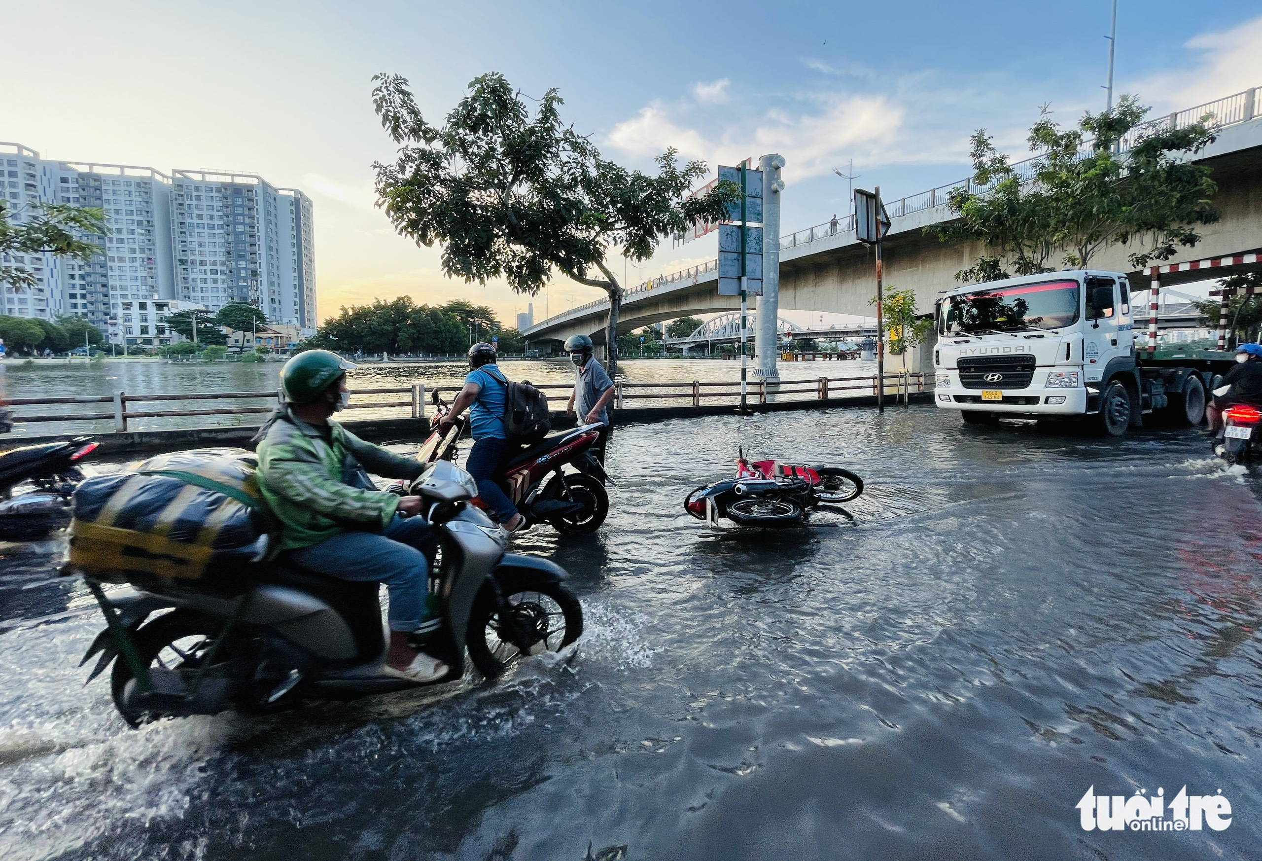 A man falls off his motorbike while traveling on an inundated street in Ho Chi Minh City, September 13, 2022. Photo: Le Phan / Tuoi Tre