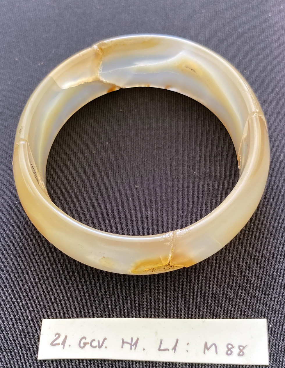 A white agate bracelet. Photo: L.Dien / Tuoi Tre