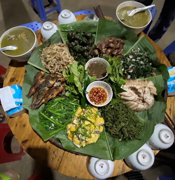 A tray of impressive and mouth-watering local foods of Dao Tien people. Photo: Huy Tho / Tuoi Tre
