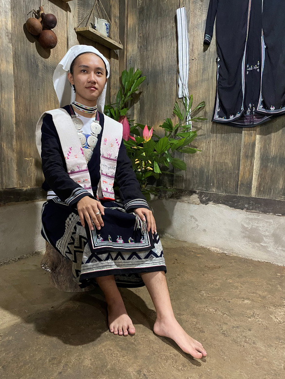 A skirt features beeswax ivory-white patterns. Photo: Huy Tho / Tuoi Tre