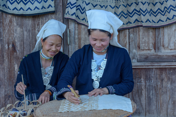 Dao Tien women use beeswax as a material to draw patterns on fabric. Photo: Mac Kham / Tuoi Tre