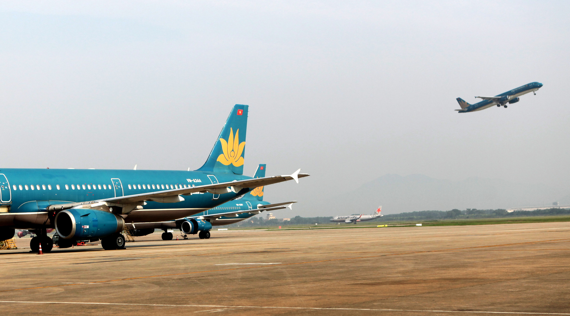 Vietnam’s flag carrier says still has chances to maintain listing on stock market