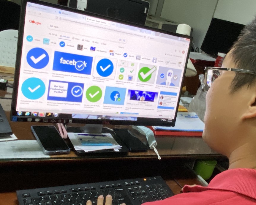 The demand for Facebook verification has also led to scammers posing as verification services. Photo: Tu Trung / Tuoi Tre