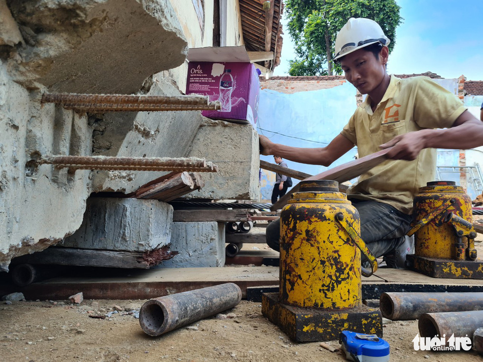 A hydraulic cylinder system is used to elevate the hall. Photo: Nhat Linh / Tuoi Tre