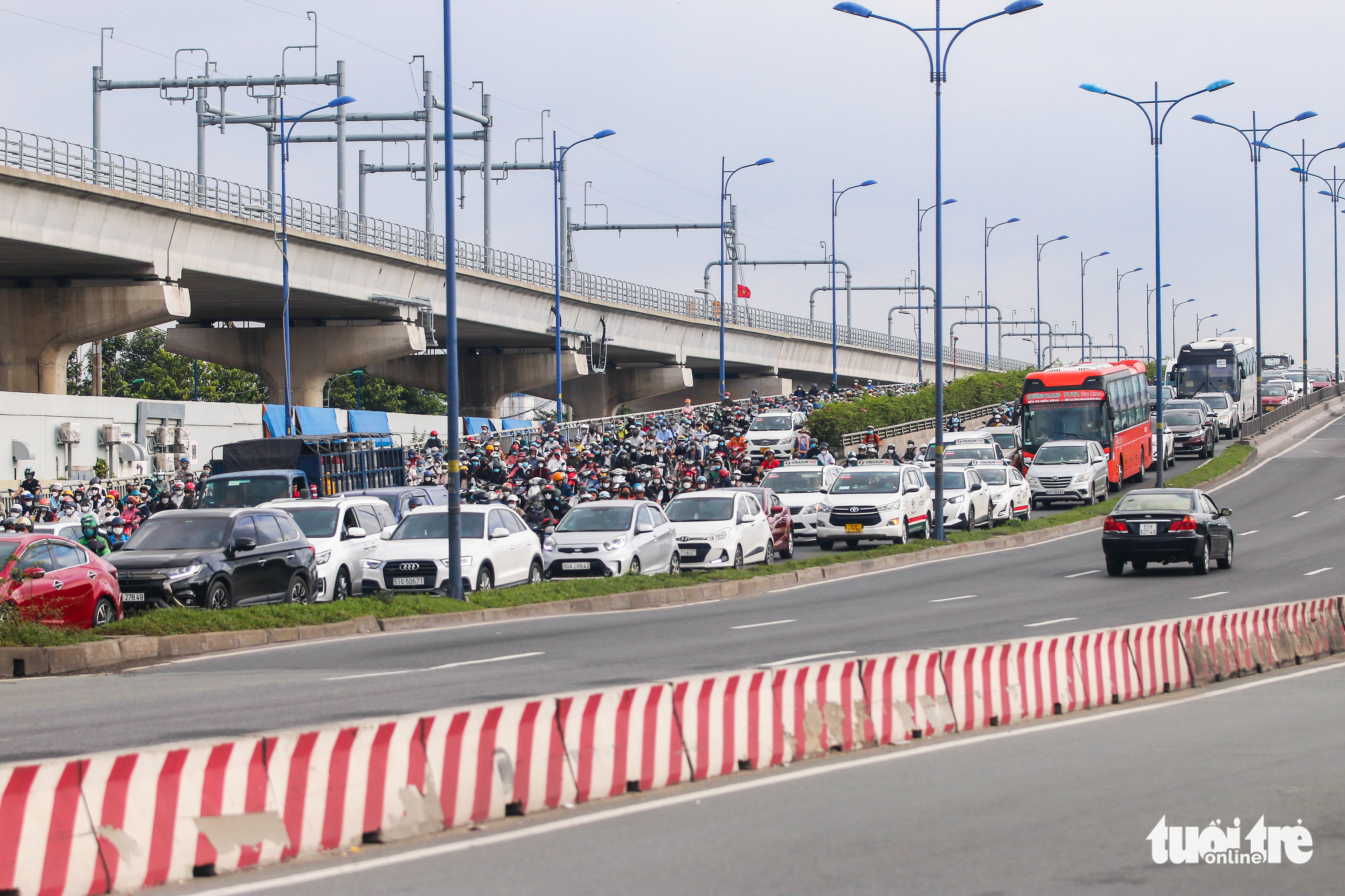 Traffic congestion on the Rach Chiec Bridge, Thu Duc City, Ho Chi Minh City, September 16, 2022. Photo: Tuoi Tre