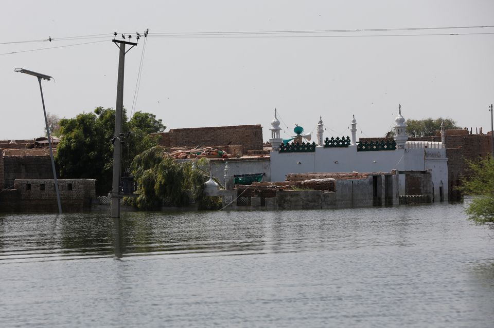 A view shows submerged mosque and houses, following rains and floods during the monsoon season in Karampur village in Sehwan, Pakistan September 15, 2022. Photo: Reuters